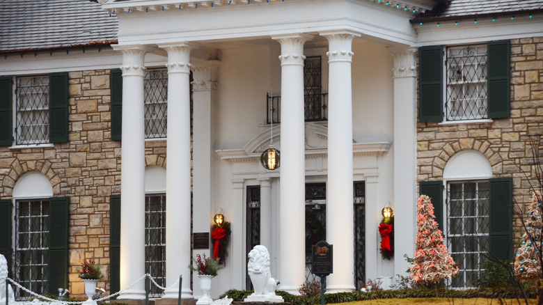 Front of Graceland house decorated for Christmas