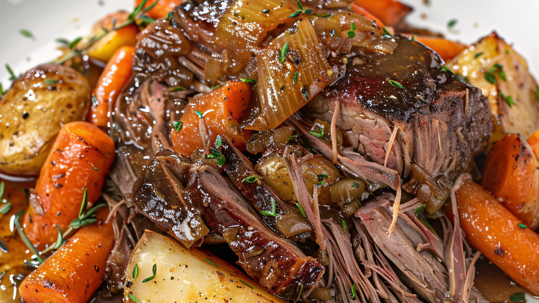 A close-up of appetizing pot roast with tender meat and hearty vegetables.