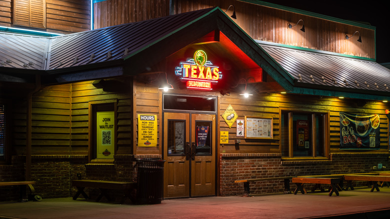 Front of Texas Roadhouse at night