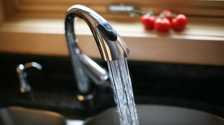 Kitchen faucet spraying water