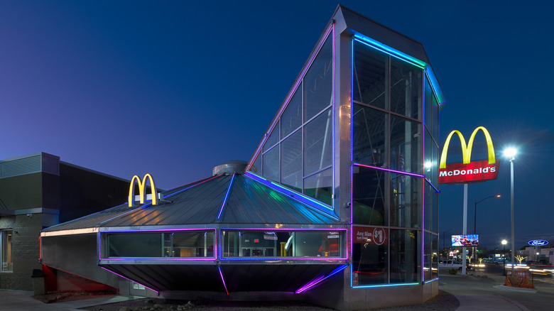 exterior of the flying saucer McDonald's in Roswell, New Mexico