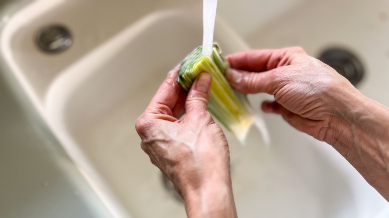 Cleaning leeks under running water