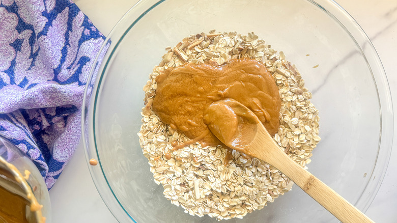 mixing peanut butter with oats