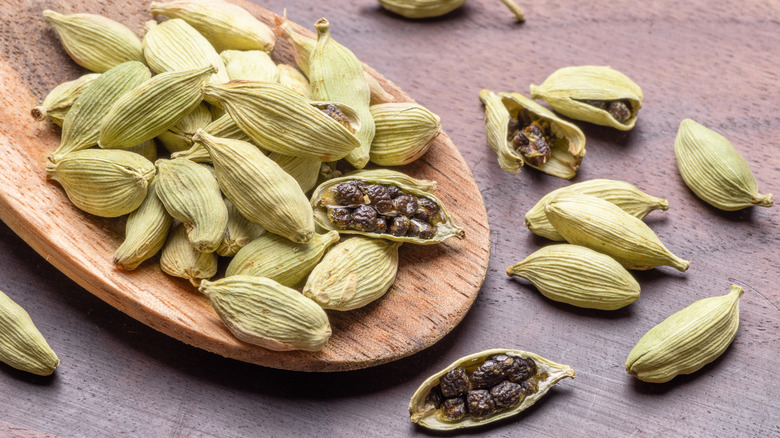 Green cardamom pods