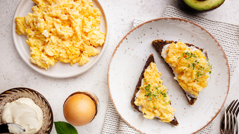Scrambled eggs with toast