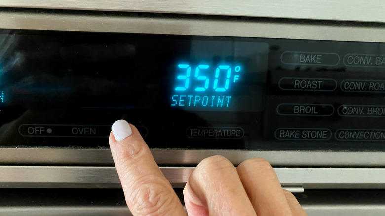 finger setting oven temperature