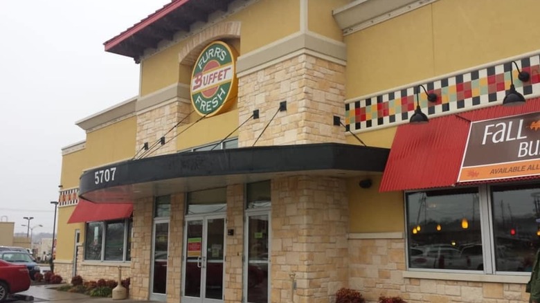 Facade of a Furr's diner restaurant.