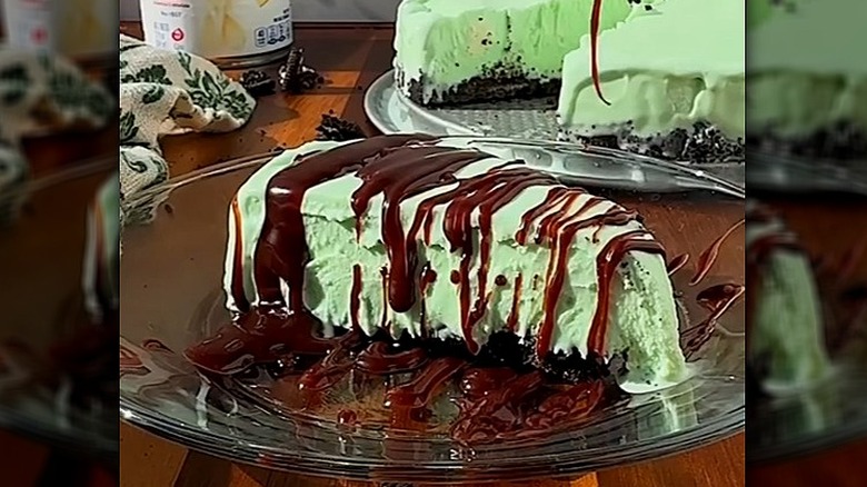 Image of chocolate sauce drizzled on a slice of creme de menthe pie