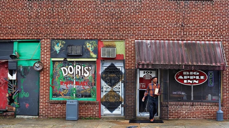 The exterior of the Big Apple Inn in Jackson, Mississippi