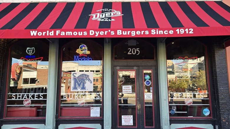 The entrance of Dyer's Burgers in Memphis, Tennessee
