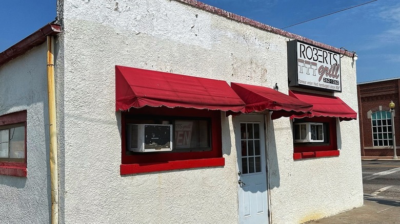 The exterior of Robert's Grill in El Reno, Oklahoma