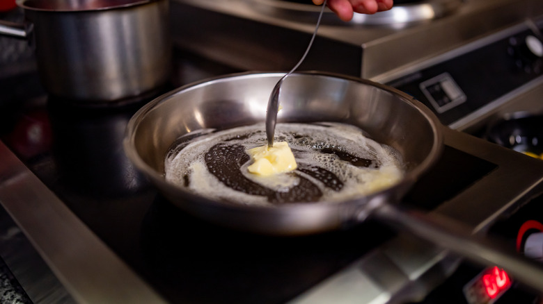 Frying margarine on pan