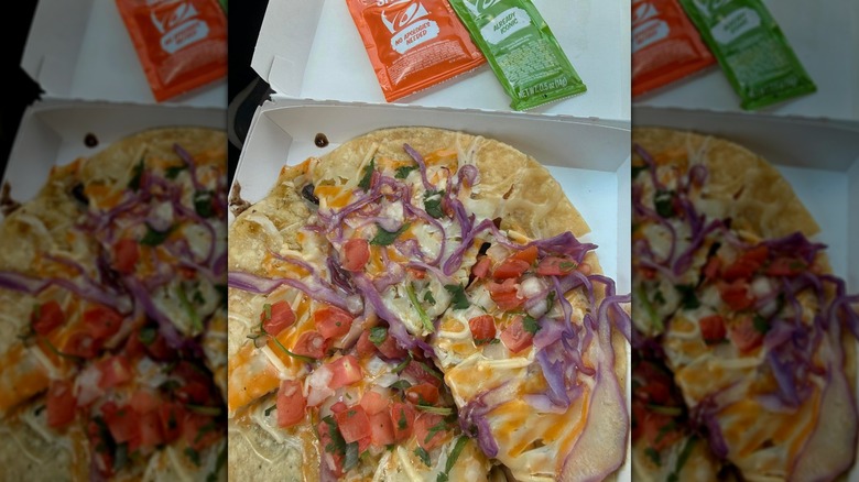 Image of Taco Bell Cantina Chicken Mexican Pizza meal.
