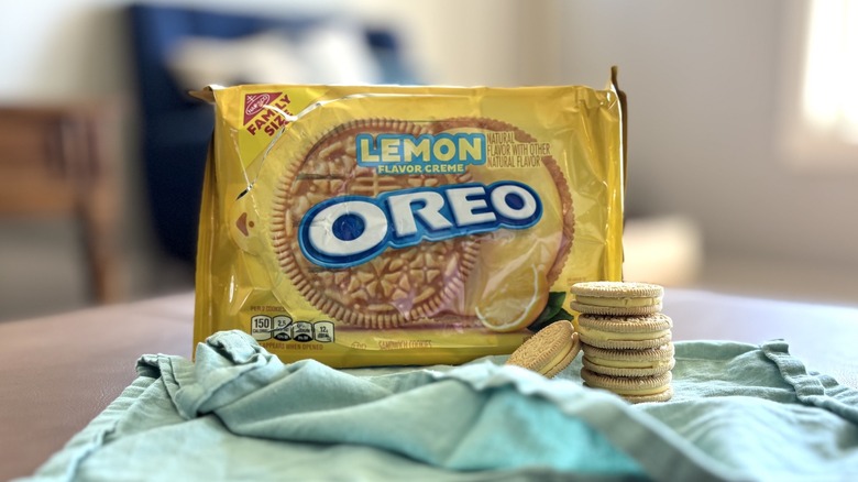 Lemon Oreo cookies