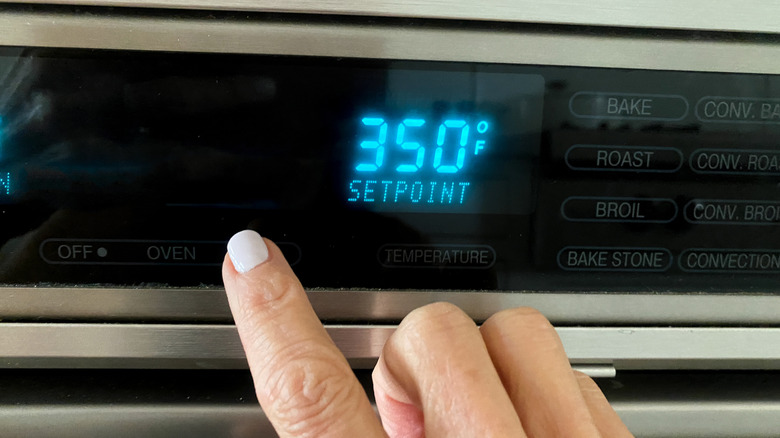 hand setting oven temperature