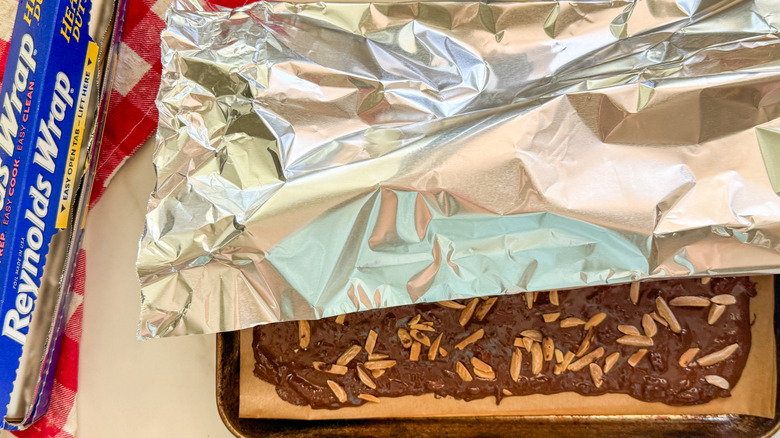 covering pan with foid