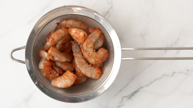 Shrimp in small sieve