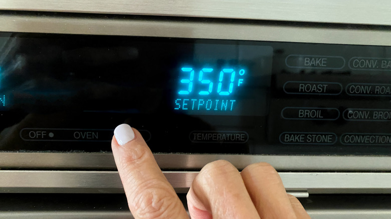 finger setting oven temperature