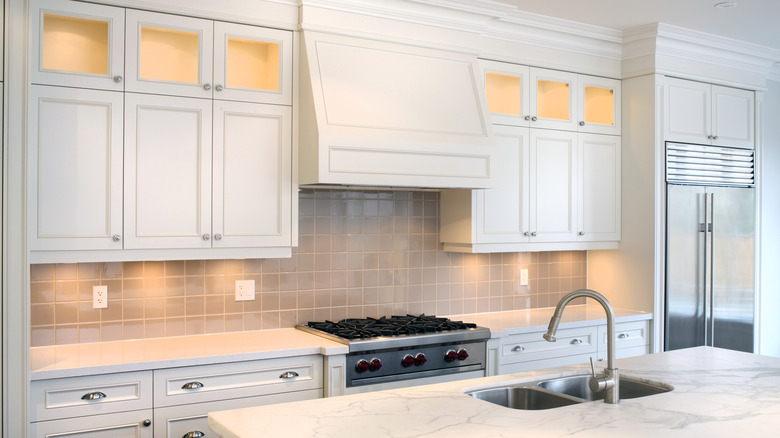 puck lights under kitchen cabinetry