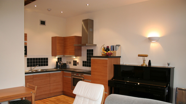 outdated uplighting in an apartment kitchen