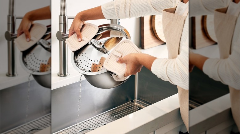 Person pouring water from a pot with a straining lid