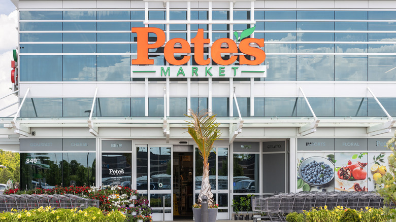Front entrance of Pete's Market in Illinois.