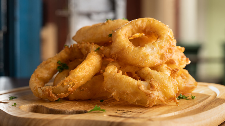 Platter of onion rings dusted with herbs