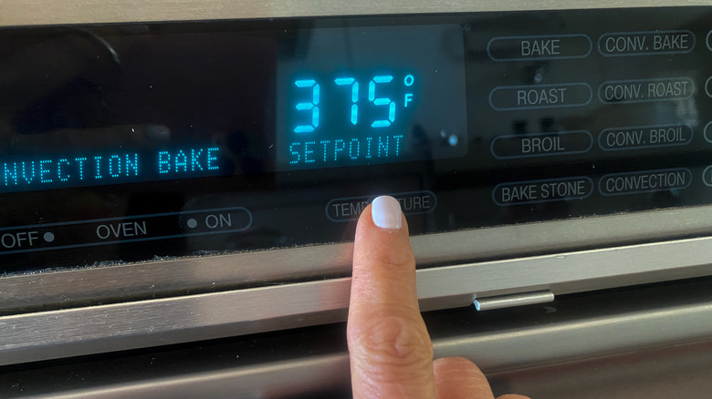 finger setting oven temperature