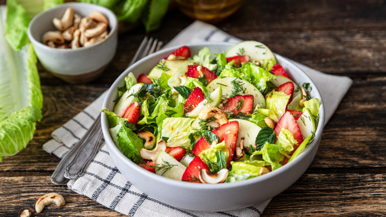 Strawberry salad with cashews