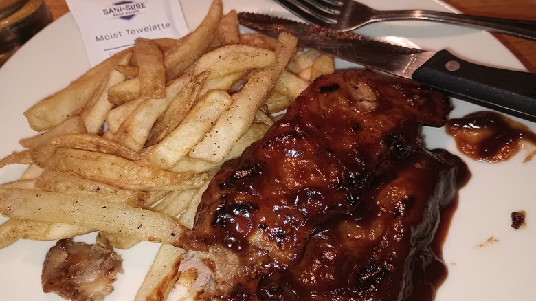 An order of Applebee's riblets with french fries.