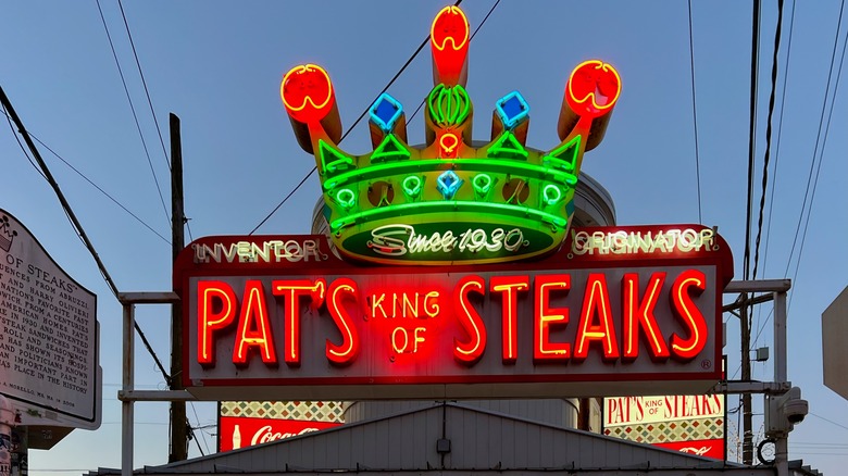 Papan nama neon Pat's King of Steaks di Philadelphia
