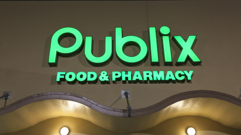 Publix exterior signage