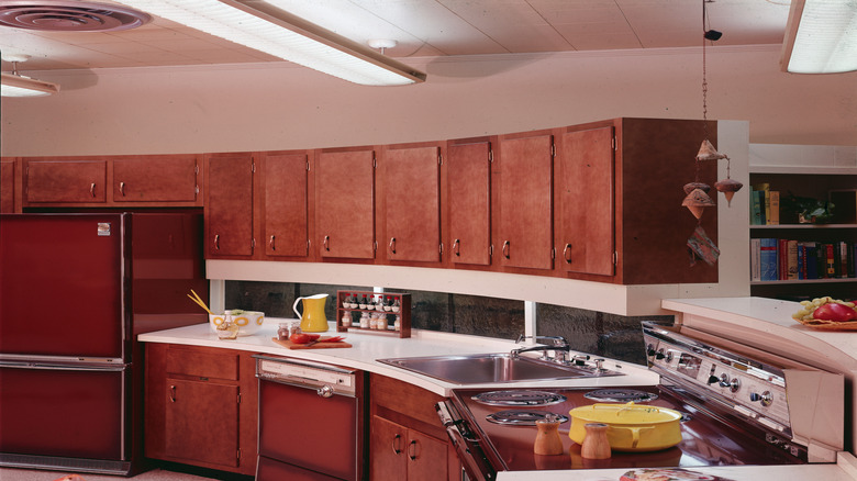 Fluorescent light fixtures in a kitchen