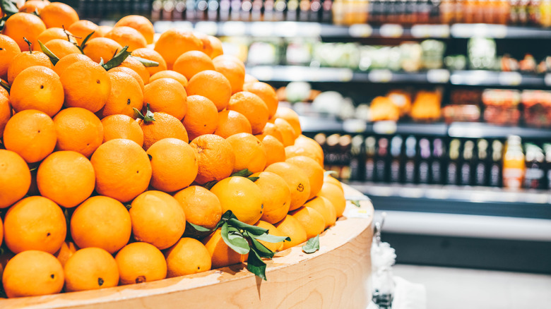 Display of oranges in a grocery store