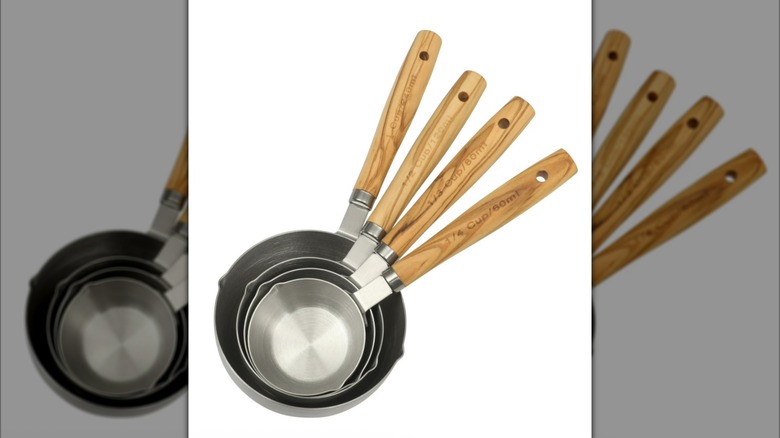 Wooden measuring cups set