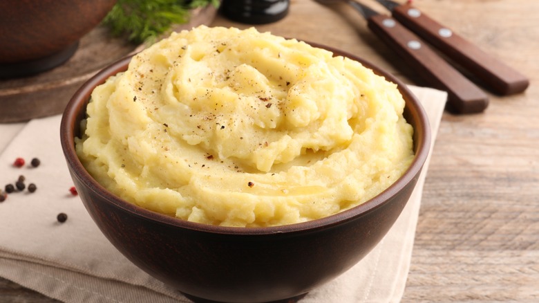 Bowl of mashed potatoes