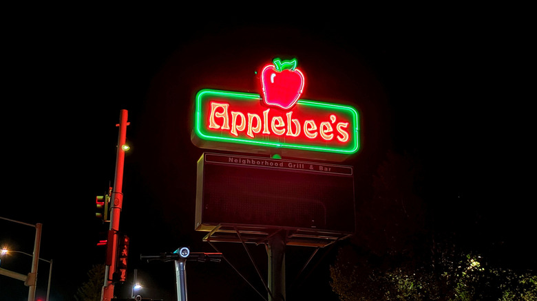 The Applebee's sign lit up at night