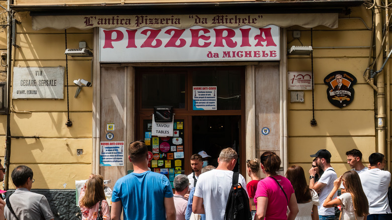 Crowd outside L'Antica Pizzeria da Michele (Naples, Italy)