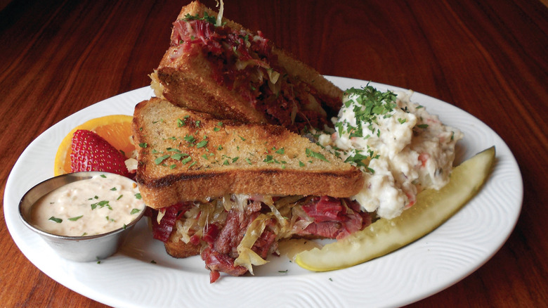 Lucky's Reuben