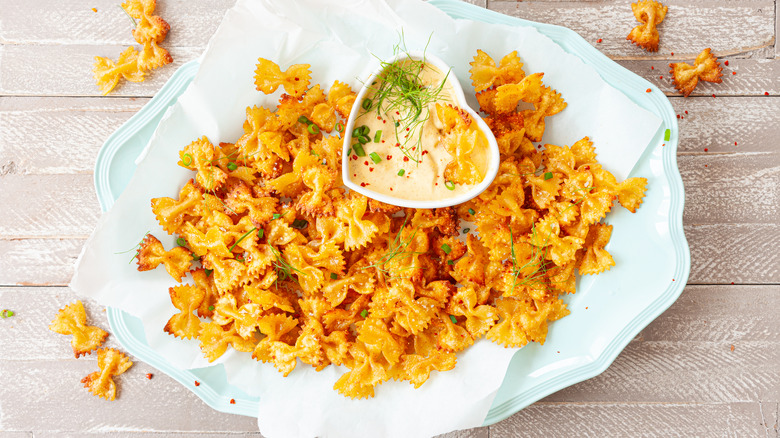 Farfalle pasta chips with sauce