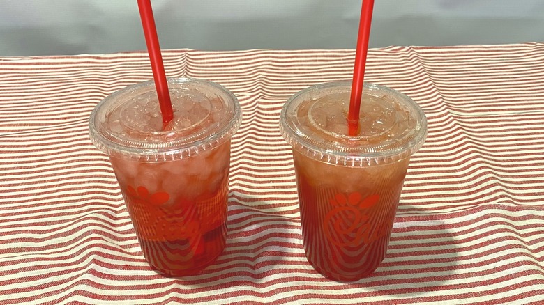 Delicious chicken sandwich with drinks