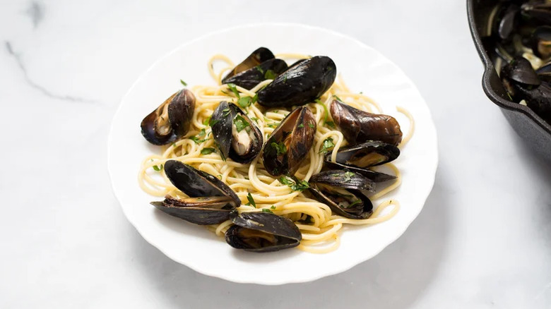 Spaghetti with mussels on a plate.