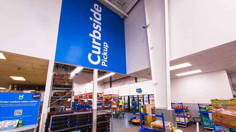 A sign that reads "Curbside Pickup" at Sam's Club