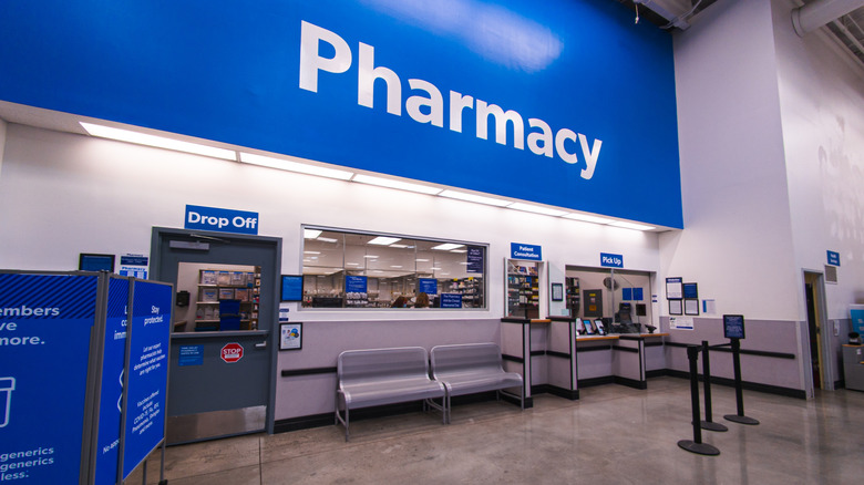 A sign at Sam's Club that reads "pharmacy"