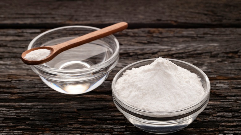 bowls of baking soda and white vinegar