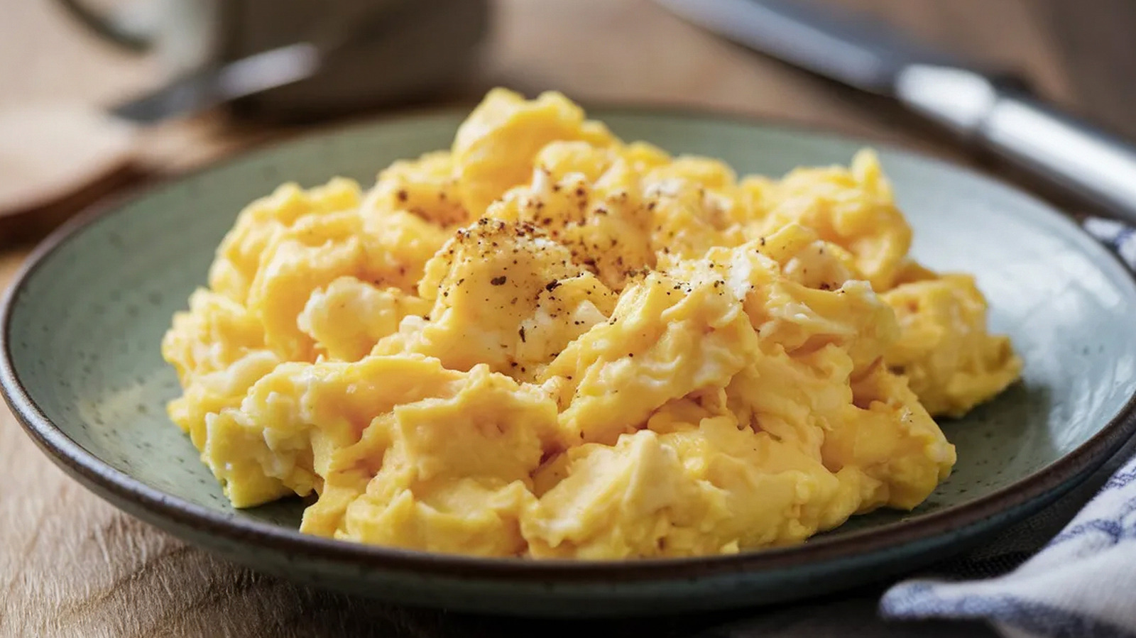 Give Scrambled Eggs A Savory, Spicy Kick With This Budget-Friendly Aldi Seasoning