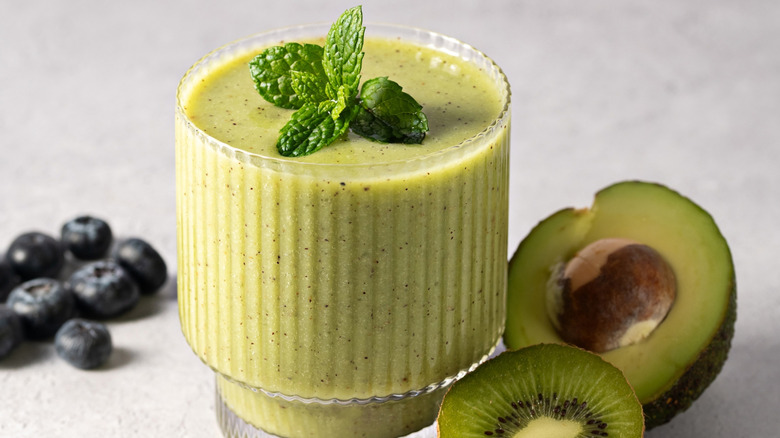 Kiwi avocado and blueberry smoothie