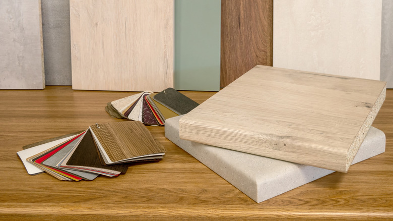 Samples of materials for kitchen countertops in plastic, laminate, and chipboard.