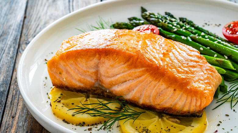 Baked salmon over lemon