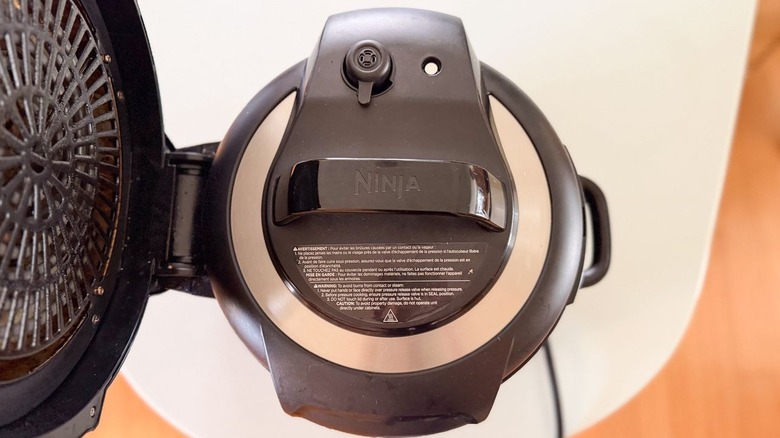 Slow cooker with lid in place